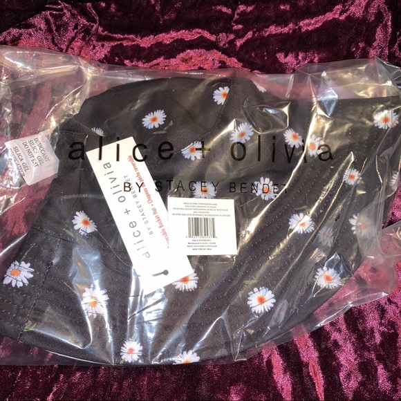 alice and olivia bucket hat - Picture 3 of 3